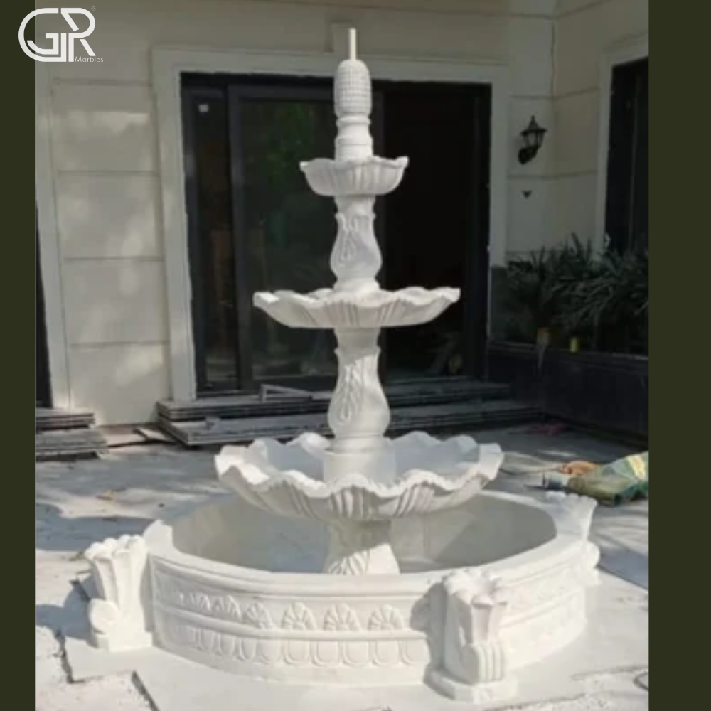 स्टाइलिश संगमरमर के फव्वारे पर नक्काशी