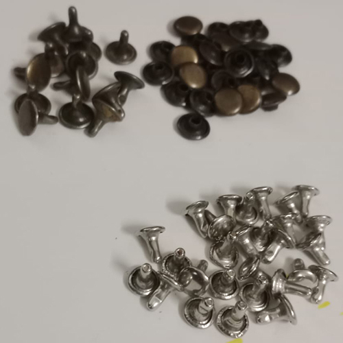 सिल्वर फ्लैट रिवेट जैम बटन