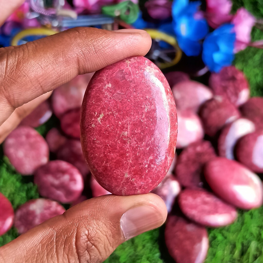Thulite Palm Stone Grade: Top