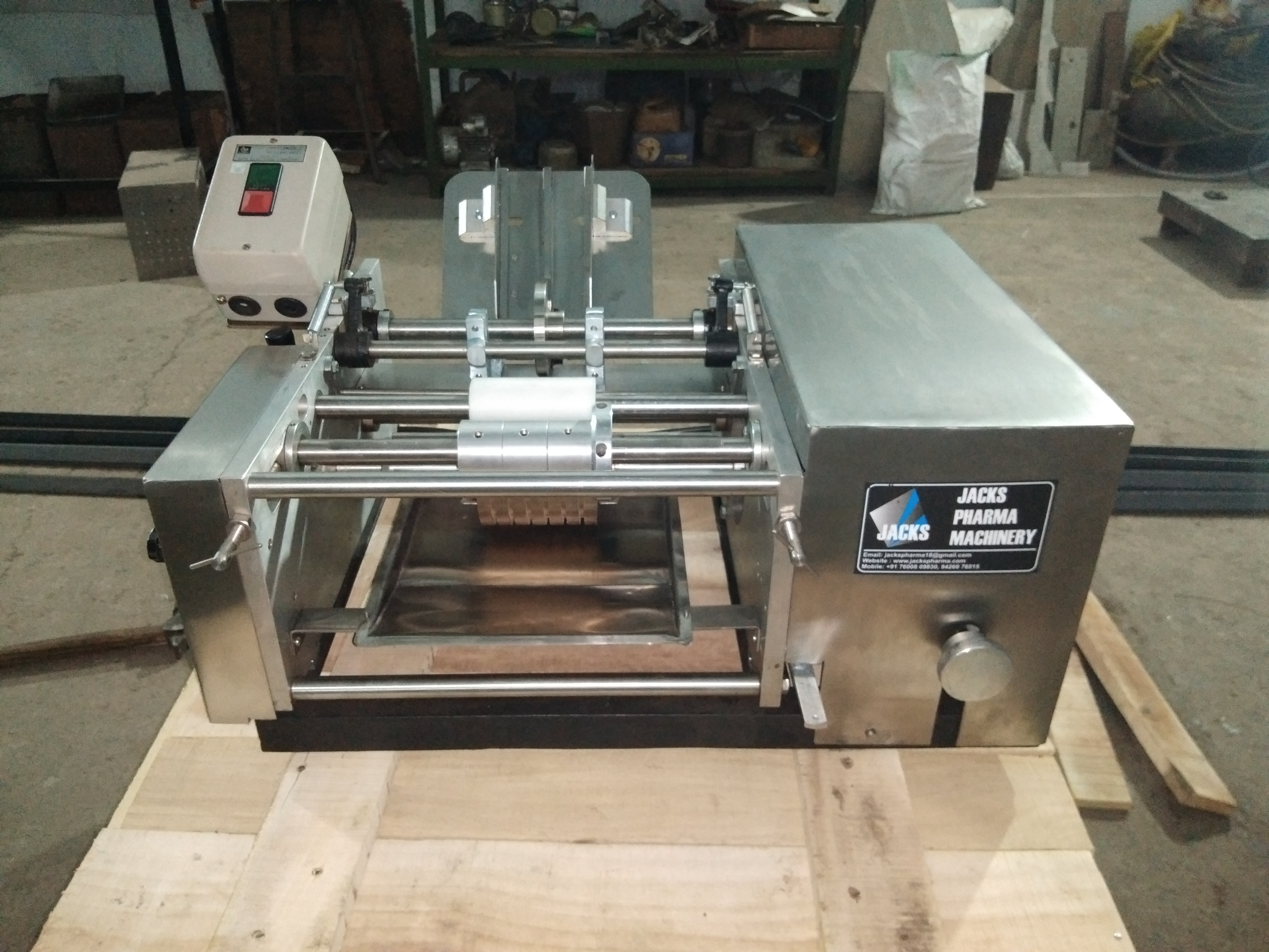 Manual Labelling Machine Accuracy: 1 %