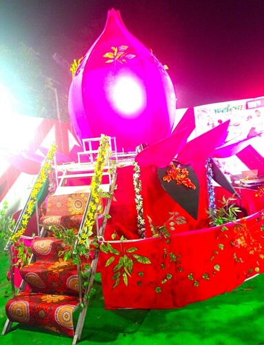 मल्टीकलर लोटस हाइड्रॉलिक वेडिंग स्टेज