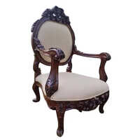 भूरी लकड़ी की नक्काशीदार कुर्सी