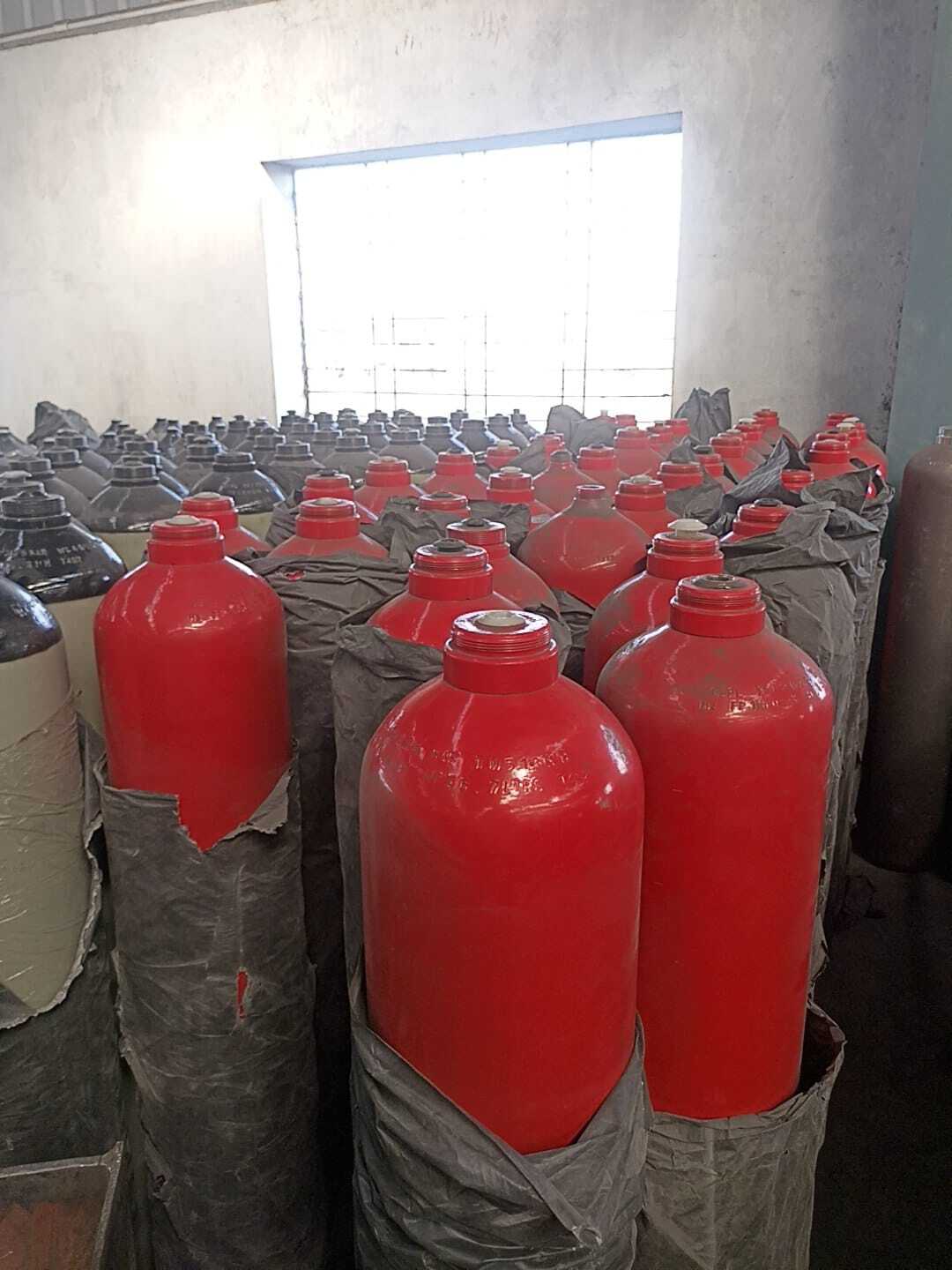 Hydrogen Cylinders - Steel Material, Standard Size, Red Color , Non-toxic And Clean-burning Fuel Solution For Industrial Use
