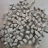 विभिन्न उपलब्ध T5X5 ग्रे सिरेमिक डिबरिंग मीडिया