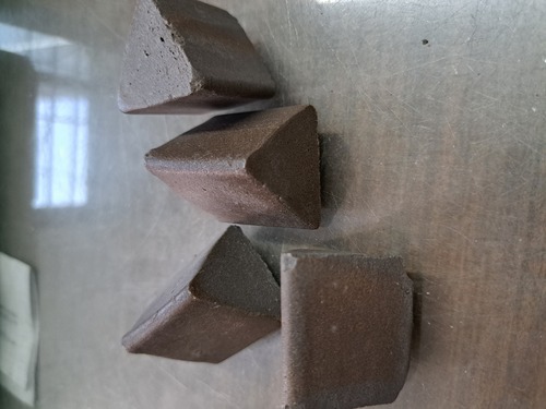 विभिन्न उपलब्ध T30x30 ब्लैक सिरेमिक डिबरिंग मीडिया
