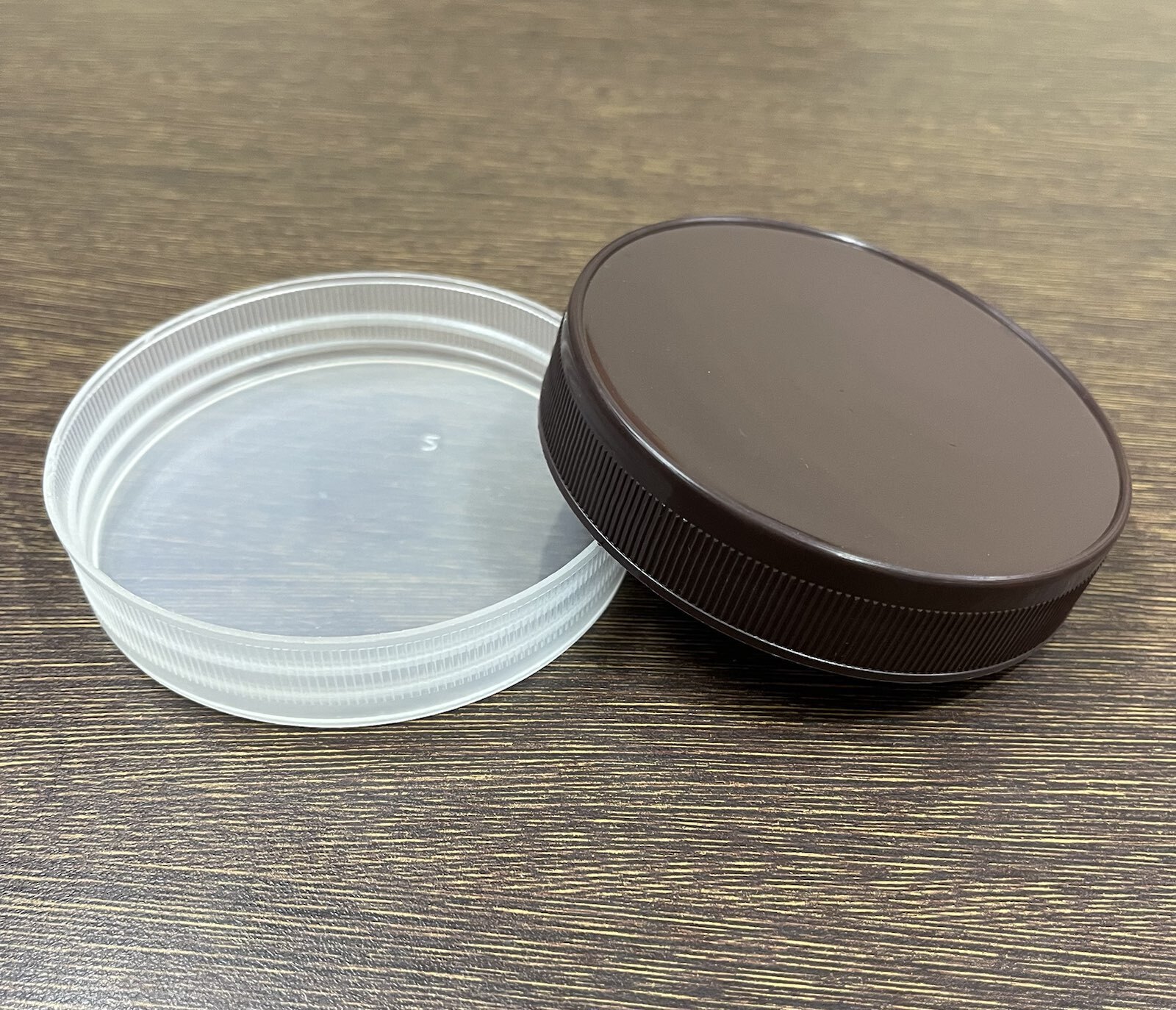 83 Mm Cap With Lines - Plastic, 83 Millimeter Diameter, Customizable Color Options, Screw Cap Type For Jars, Warranty Included