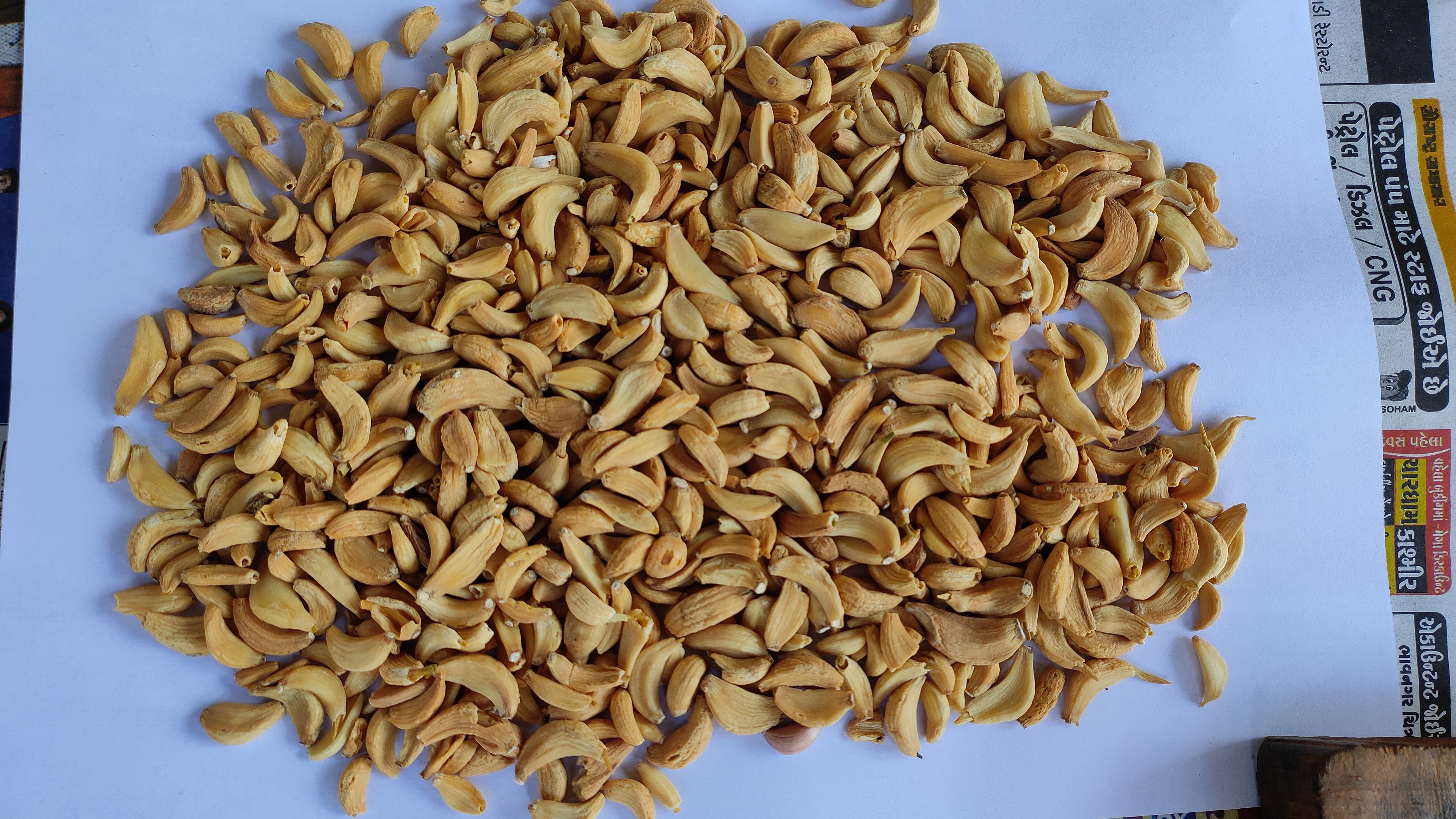 Dehydrated Garlic Flakes - Strong Aroma, 5 Mm To 10 Mm Size, Brawn Granule Form | 12 Month Shelf Life, Available In A Grade, B Grade, Commercial Grade & Customize, Packed In 25 Kg Poly Bag