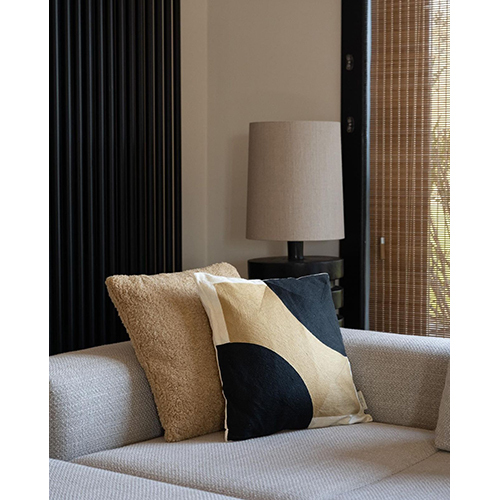 ब्राउन-ब्लैक और अलग-अलग रंगों में उपलब्ध सॉफ्ट कुशन कवर