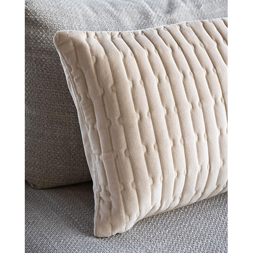 ऑफ व्हाइट और अलग-अलग रंगों में उपलब्ध लिनन कुशन कवर