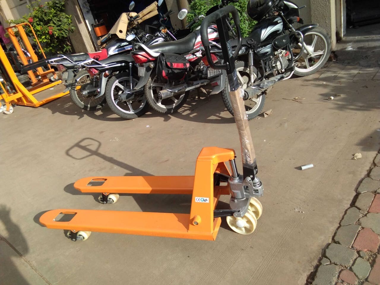 Heavy Duty Hand Pallet Truck - Size 1150mm X 550mm, Capacity 2500kg | Rugged Design, Ergonomic Handle, Silent Operation, Adjustable Pump Cap, Over-load Valve