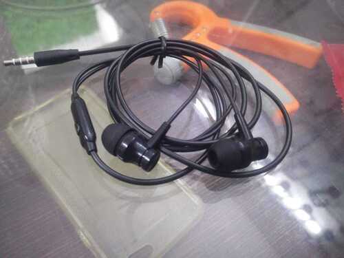 ब्लैक वायर्ड ईयरफोन