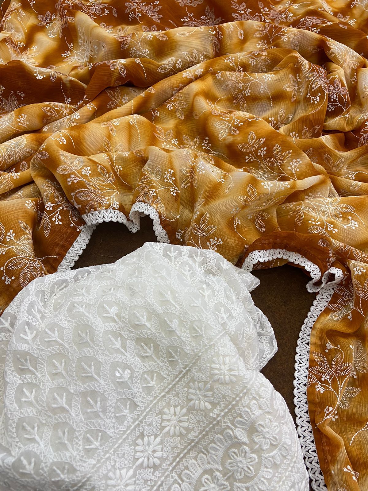 Zomator Prisam Georgett Ciply Blouse White Saree