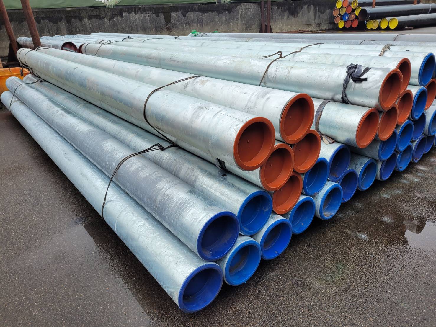 Galvanized Steel Pipe - Carbon Steel, Round Shape, Gray Color, Thickness 500-610 G/m2 | Corrosion-resistant, Seamless Design, Exceptional Fluid Flow Efficiency, First Class Quality