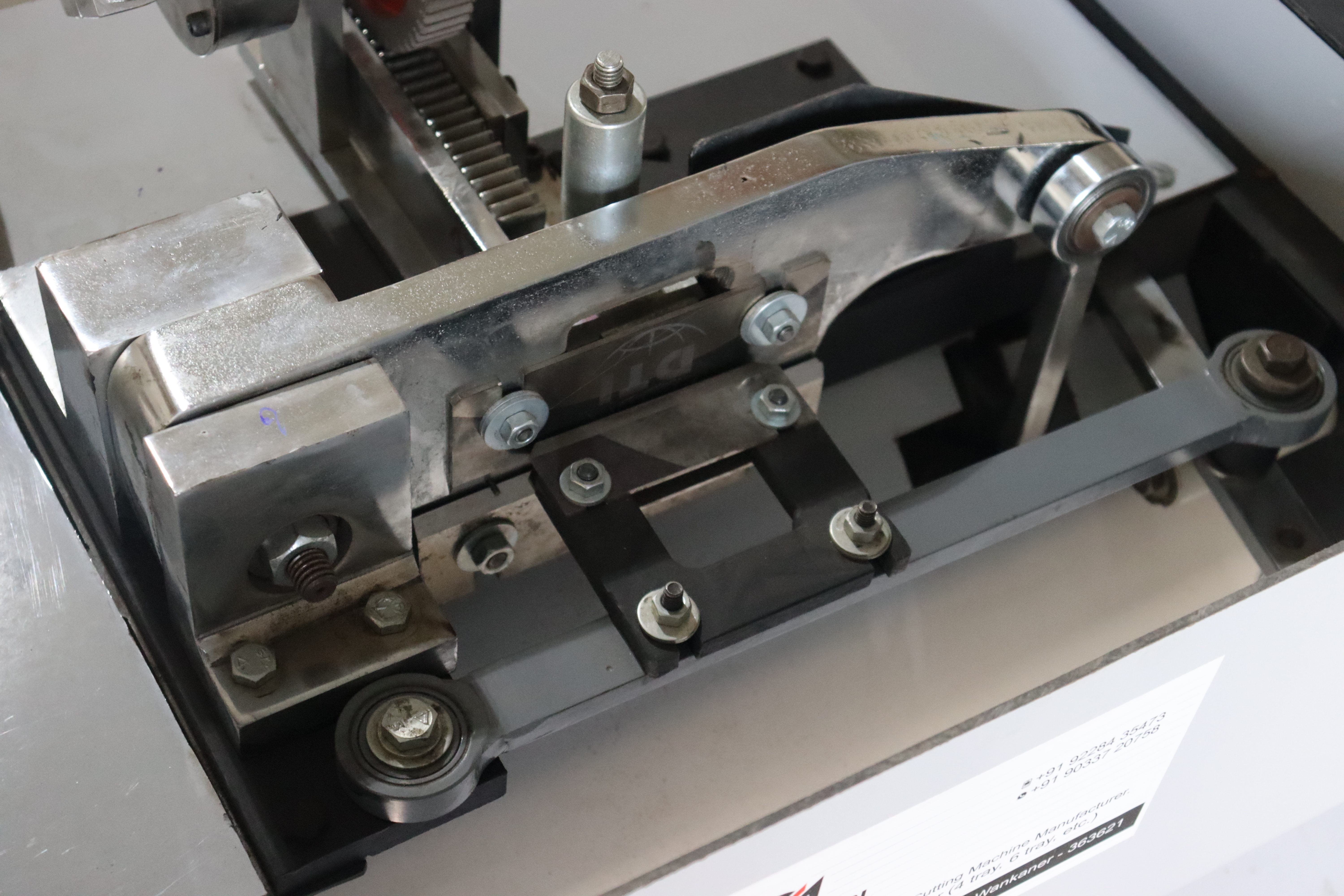 Supari Cutting Machine - 0.5 Hp, 6-7 Kg/hr Cutting Capacity | Manual Control, 7 Inch Blade, White Color, Semi-automatic Function