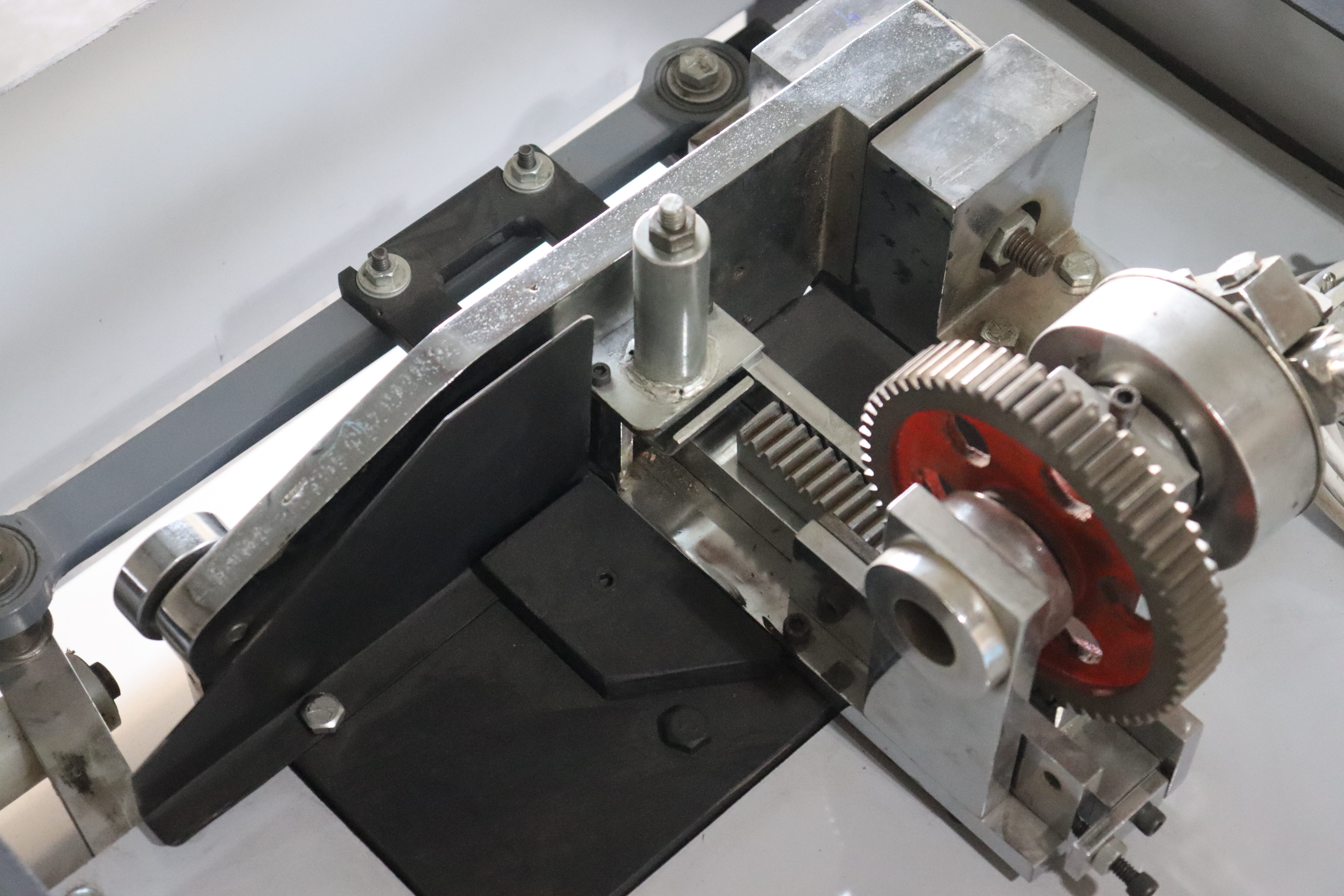 Supari Cutting Machine - 0.5 Hp, 6-7 Kg/hr Cutting Capacity | Manual Control, 7 Inch Blade, White Color, Semi-automatic Function