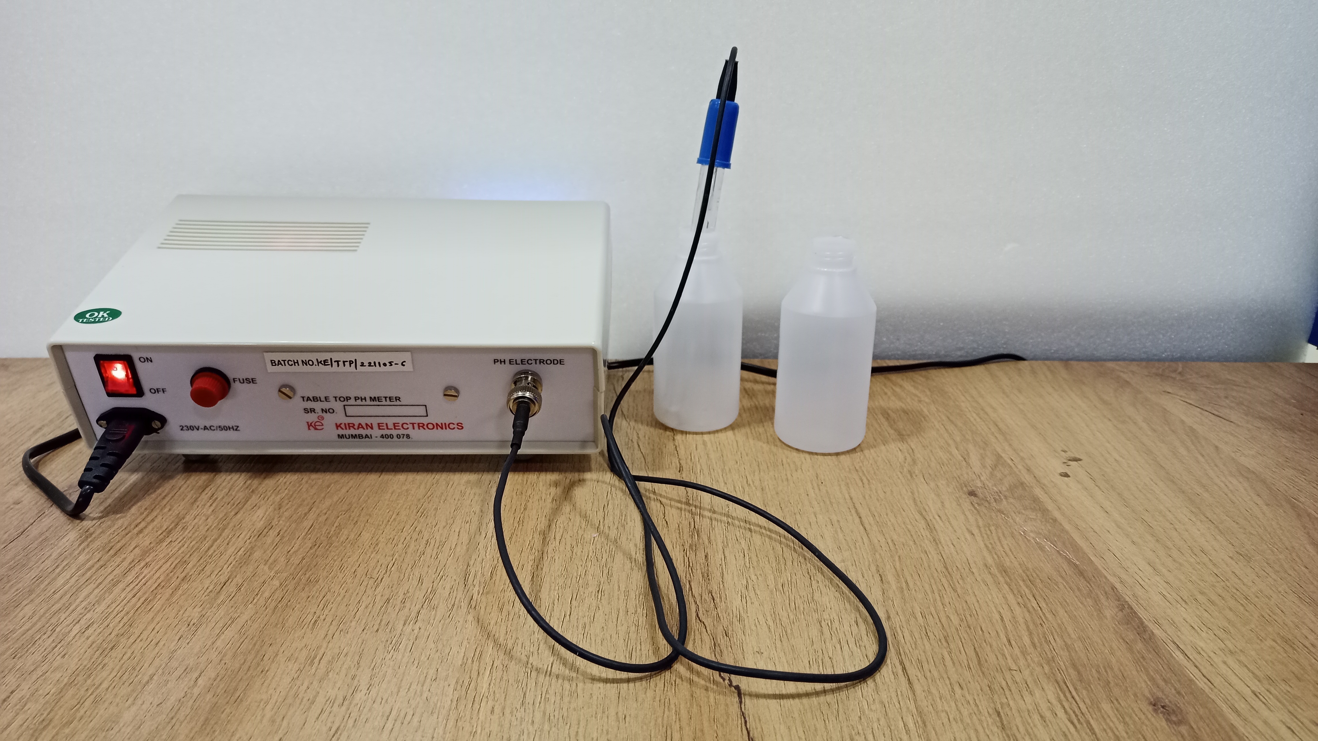 Table Top Digital Ph Meter - Abs Material, 16x23x8 Cm , Accuracy +/- 0.05 Ph, Digital Display, 0 To 14 Ph Range, Ideal For Water Purification And Pharmaceuticals