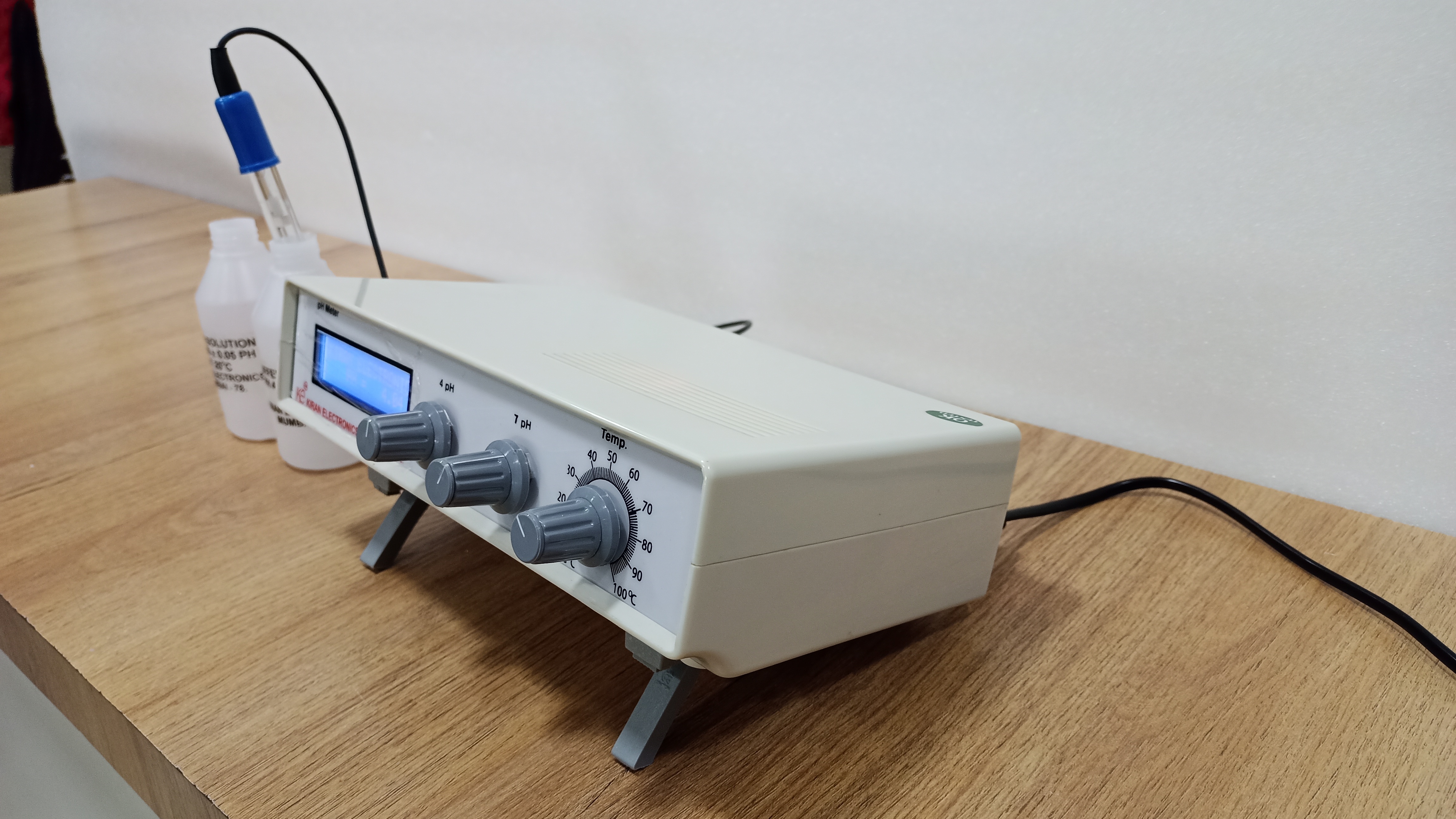 Table Top Digital Ph Meter - Abs Material, 16x23x8 Cm , Accuracy +/- 0.05 Ph, Digital Display, 0 To 14 Ph Range, Ideal For Water Purification And Pharmaceuticals