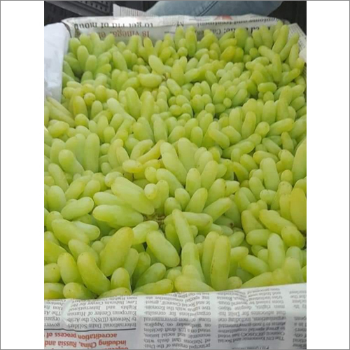 हरे ताजे अंगूर