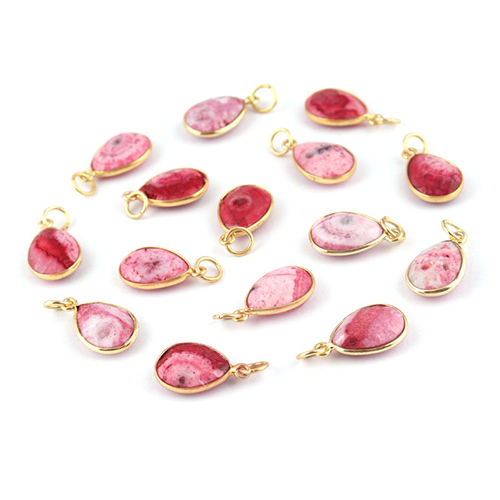 चार्म्स रेड सोलर क्वार्ट्ज चेकर कट पीयर 10x12mm गोल्ड वर्मील बेज़ल पेंडेंट