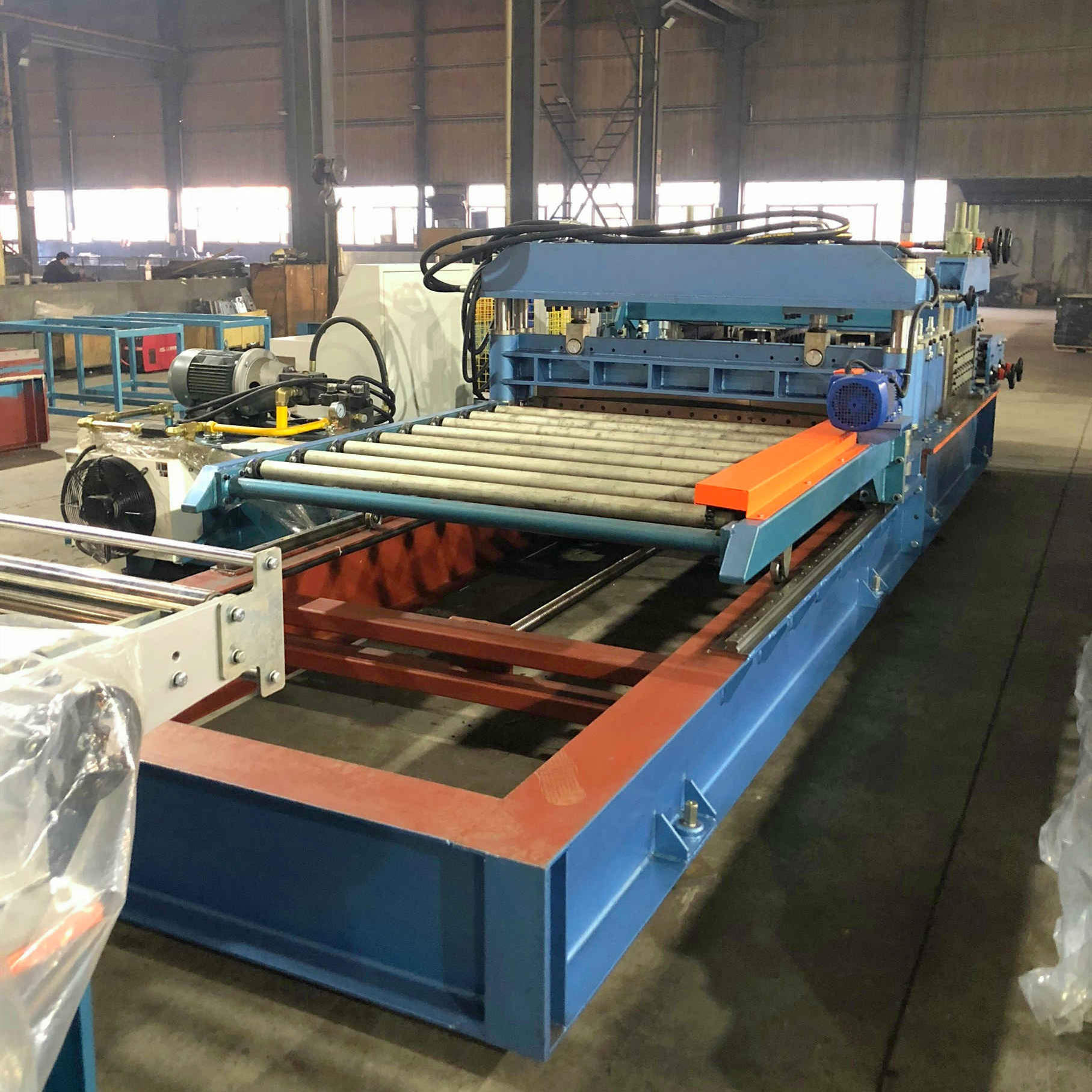 Blue Sheet Metal Straight Cutting Machine With Flying Cutter