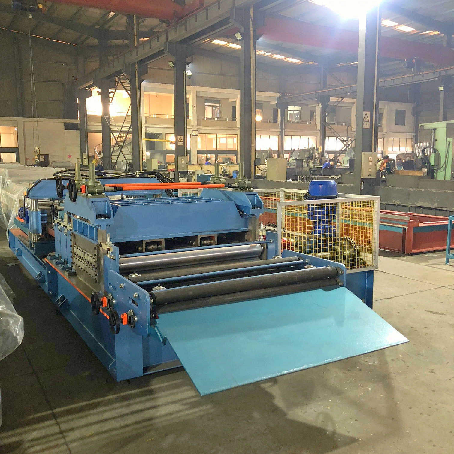 Blue Sheet Metal Straight Cutting Machine With Flying Cutter