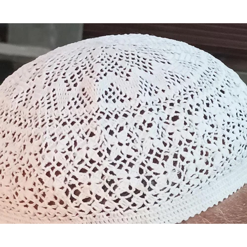 सफेद हाथ से बनी क्रोकेटेड कैप