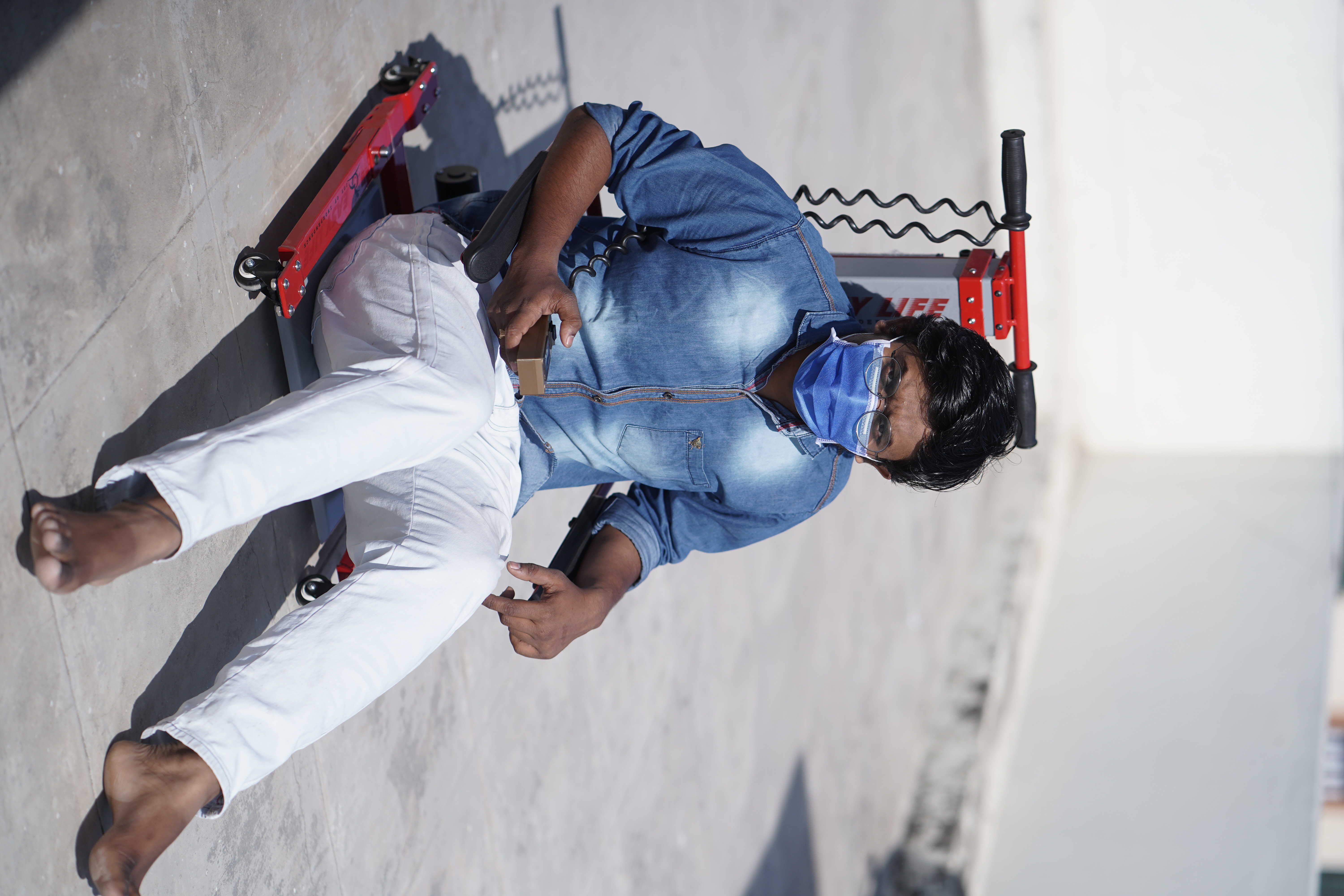 Mild Steel Electric Powered Floor Lifter - Castor Type: 360a Swivel