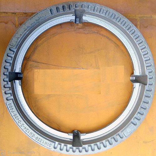 लॉक एप्लीकेशन के साथ ग्रे कास्ट आयरन कंक्रीट फ्रेम: ड्रेनेज