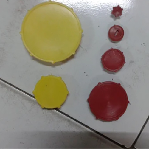 रेड एंड ब्लू प्लास्टिक थ्रेडेड एंड कैप