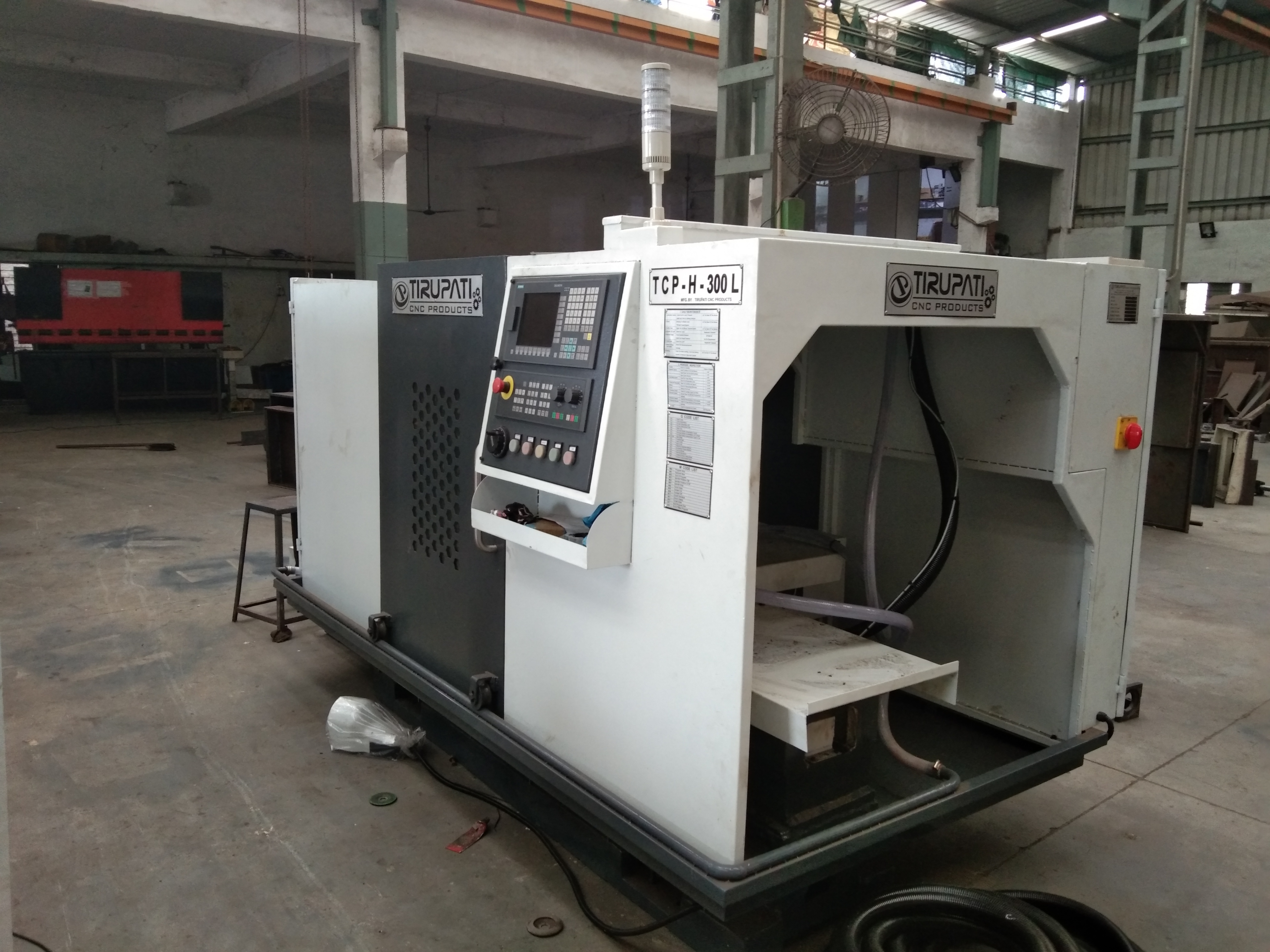 Gray Heavy Duty Cnc Lathe Machine - Tcp H-300l-3000