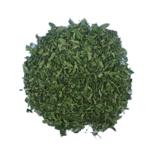 सूखे पुदीने की पत्तियों को ठंडे पानी में स्टोर करें