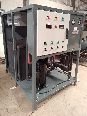 ब्लैक एंड व्हाइट इंडस्ट्रियल वाटर चिलर