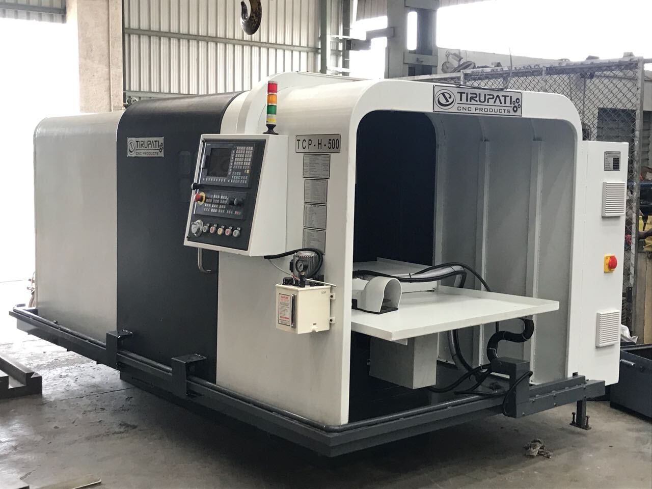 Cnc Lathe Machine - Tcp H-500l-2000 - Color: Gray