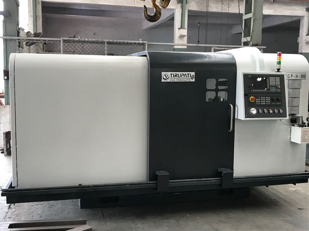 Cnc Lathe Machine - Tcp H-500l-2000 - Color: Gray