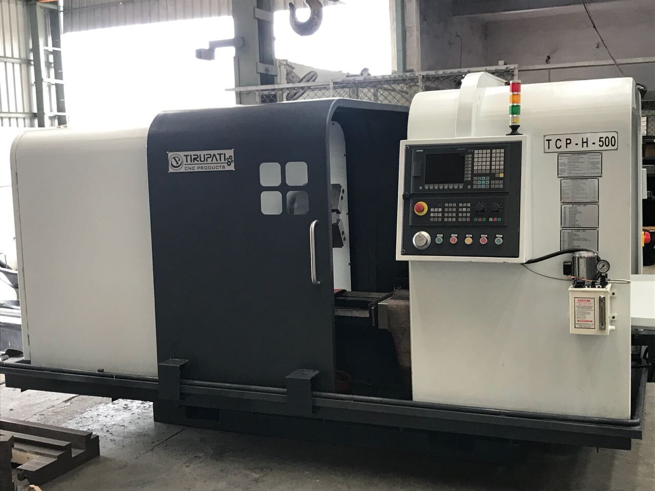 Cnc Lathe Machine - Tcp H-500l-2000 - Color: Gray