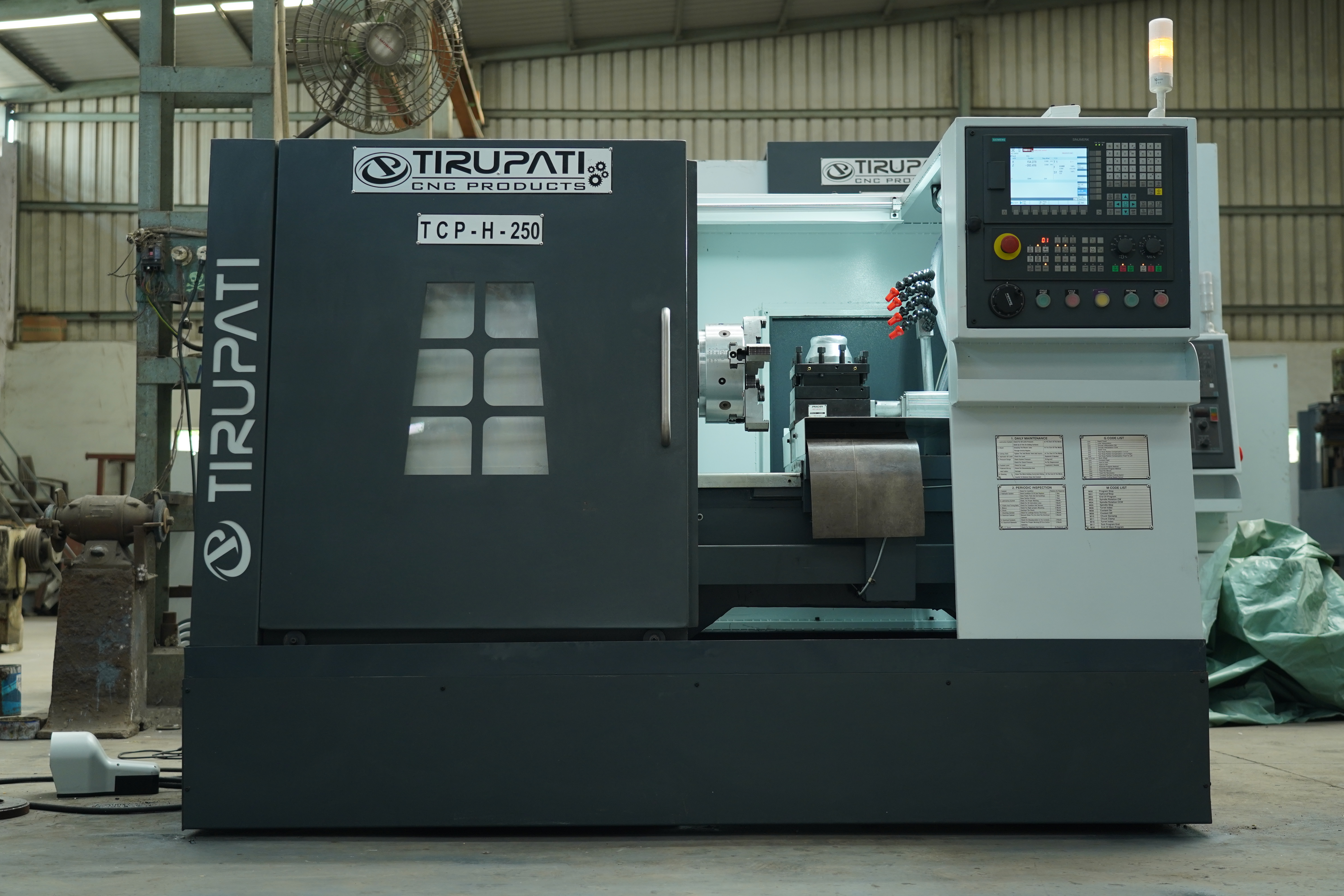 Cnc Lathe Machine - Tcp H-250l-650 - Color: Gray