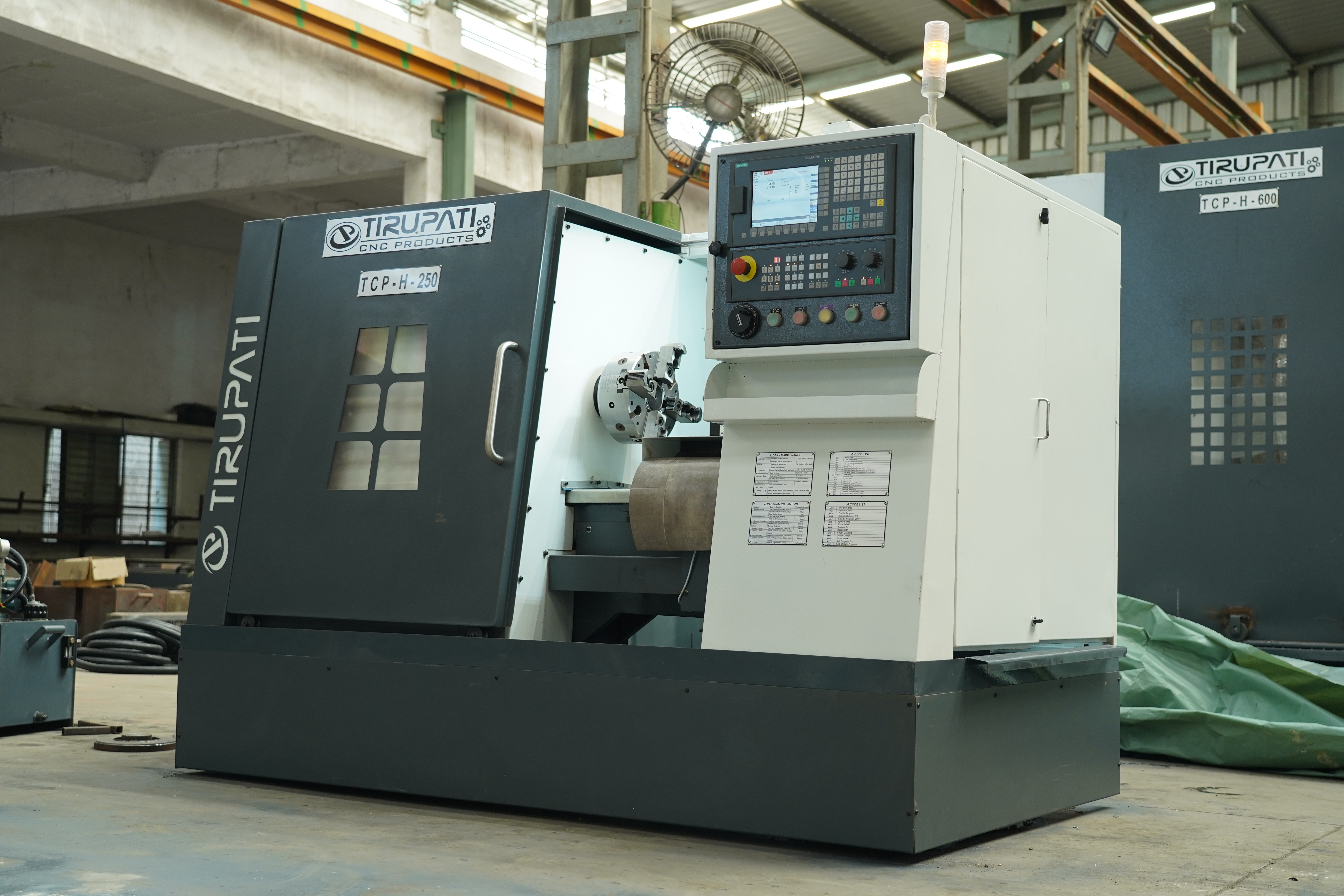 Cnc Lathe Machine - Tcp H-250l-650 - Color: Gray