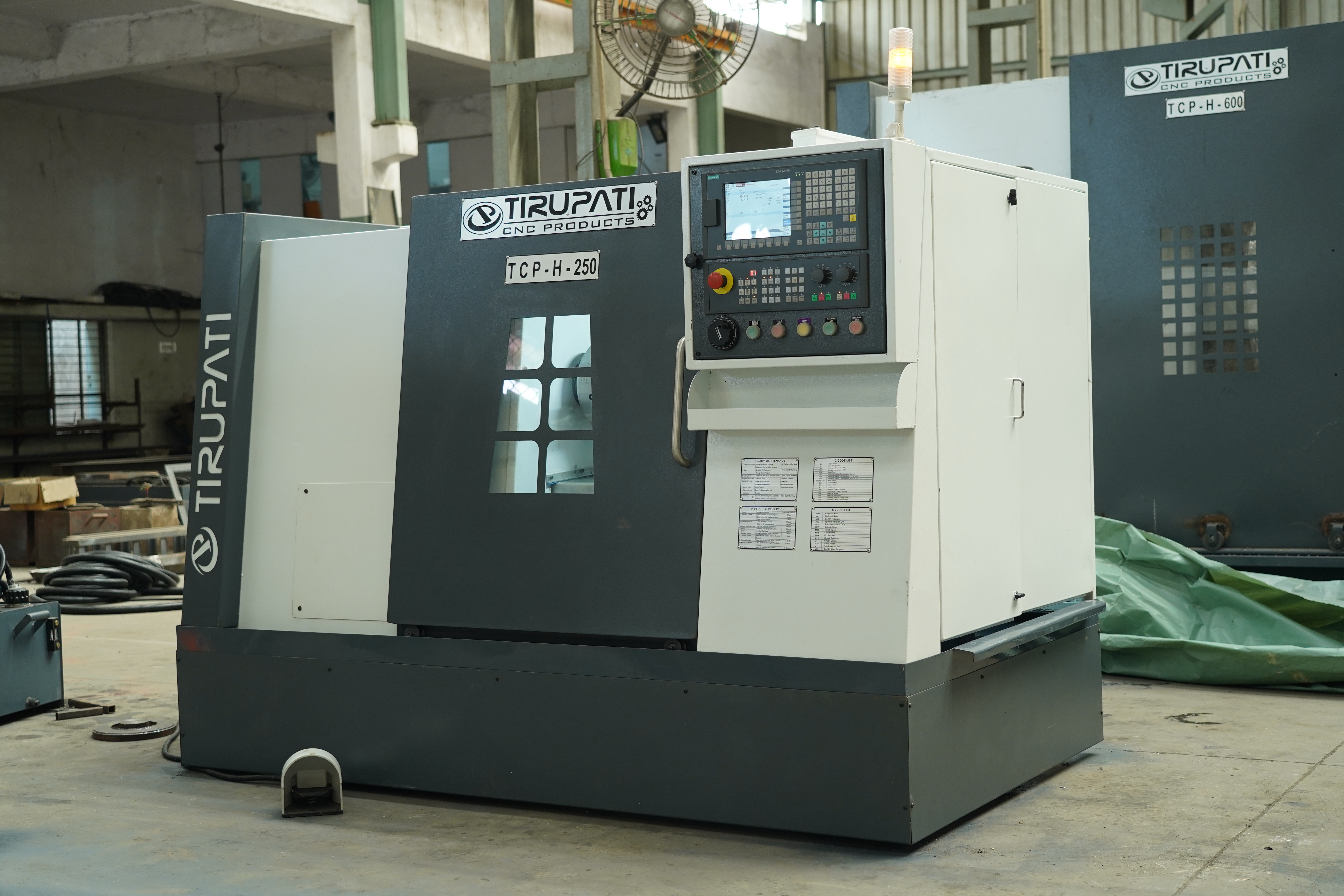 Cnc Lathe Machine - Tcp H-250l-650 - Color: Gray
