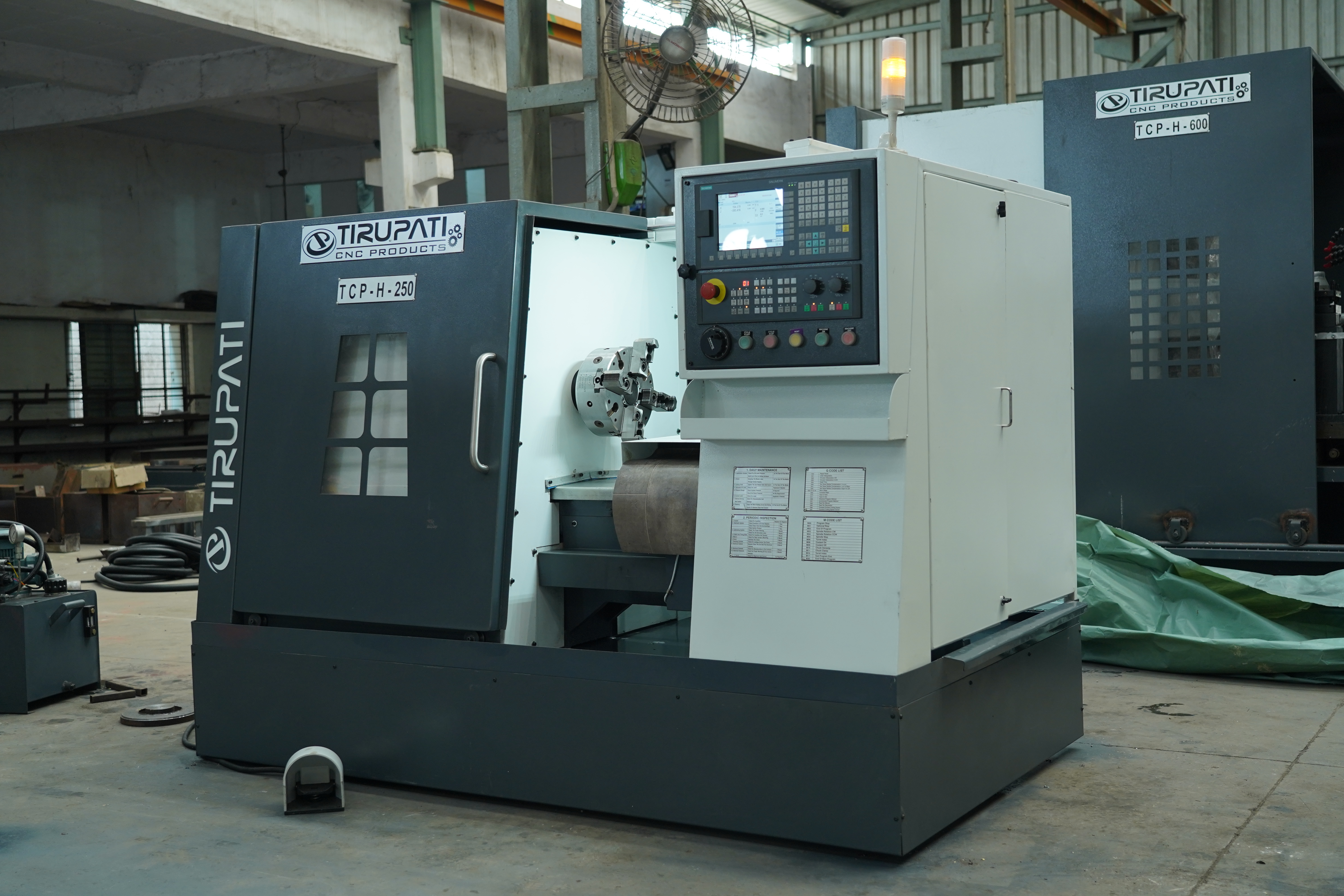 Cnc Lathe Machine - Tcp H-250l-650 - Color: Gray