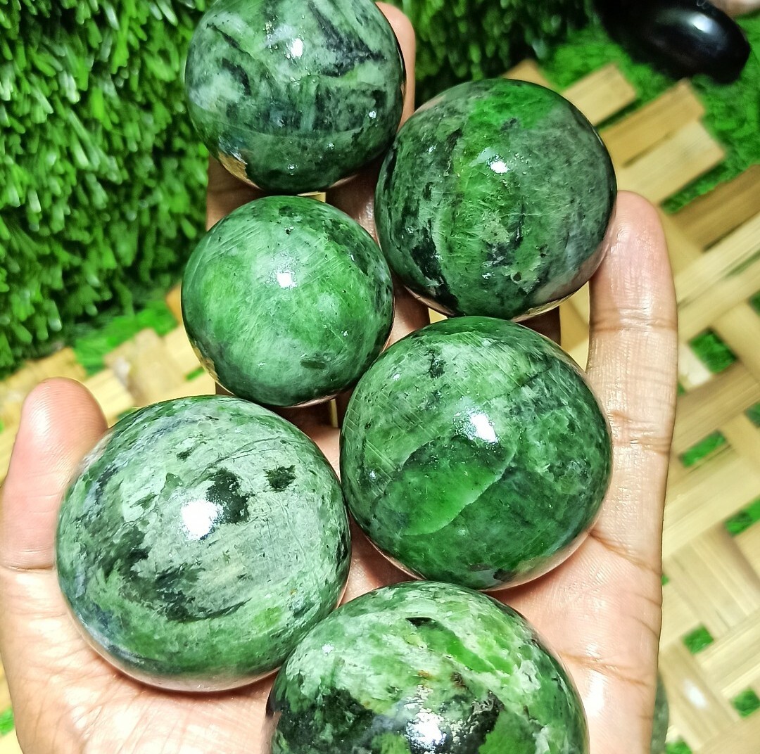 Chrome Diopside Sphere Grade: Top