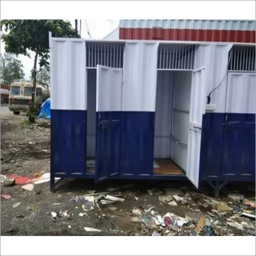 नीला और सफेद मोबाइल टॉयलेट वैन