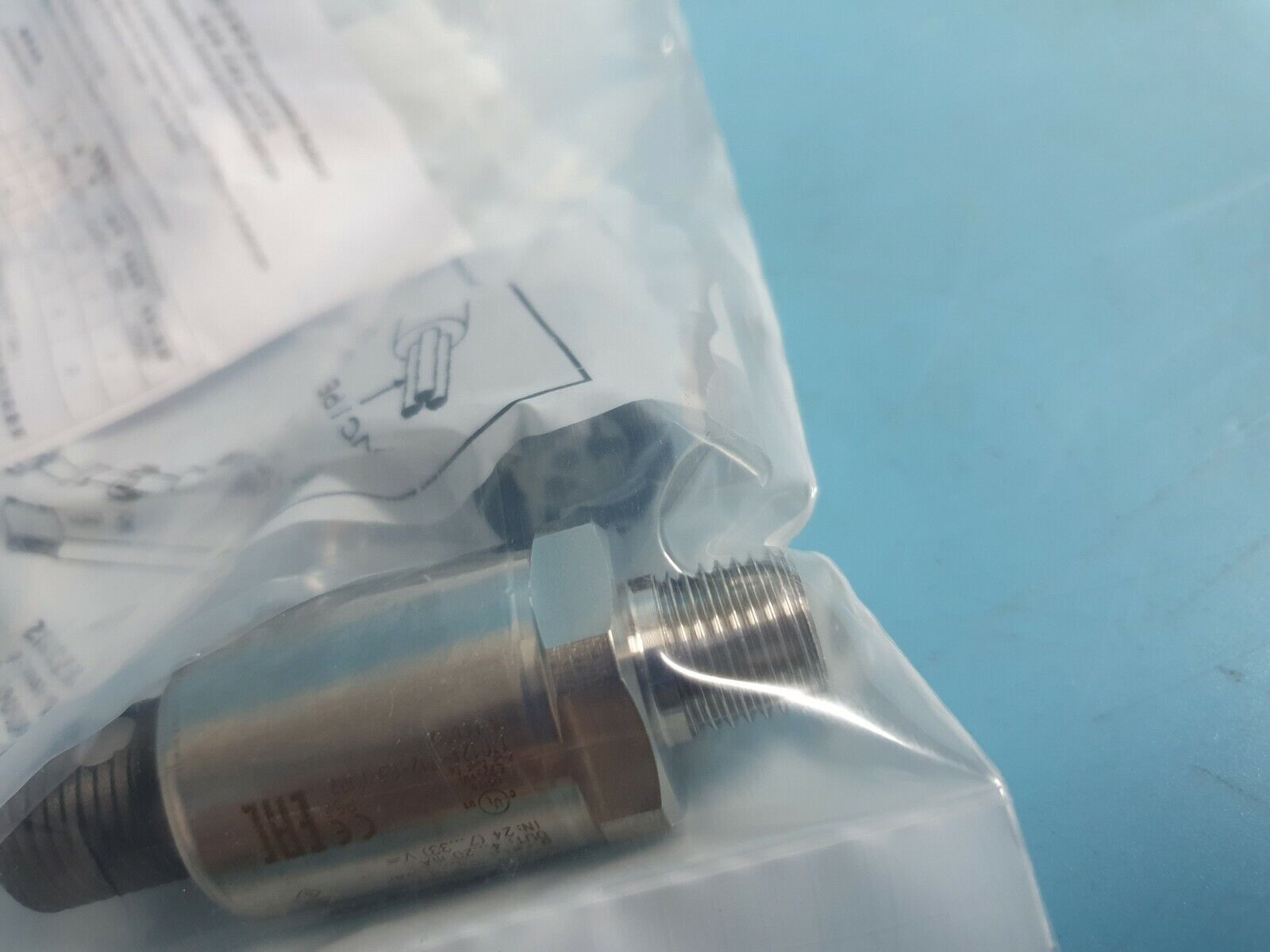White/black Huba Pressure Transmitter Model 520.932s032401/j1 Range 0-25 Bar