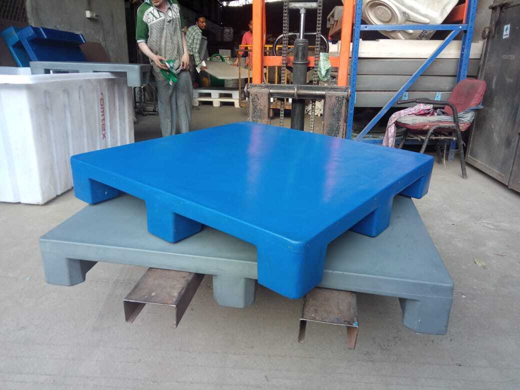 Rot Molded 9 Leg Pallet - Color: Blue