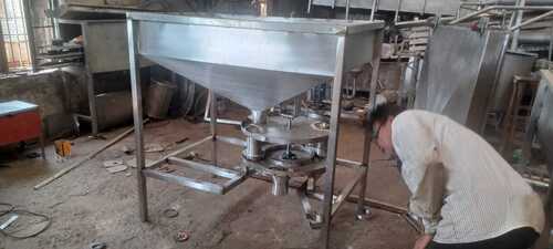 इको फ्रेंडली मशरूम स्पॉन फिलिंग सेक्शन