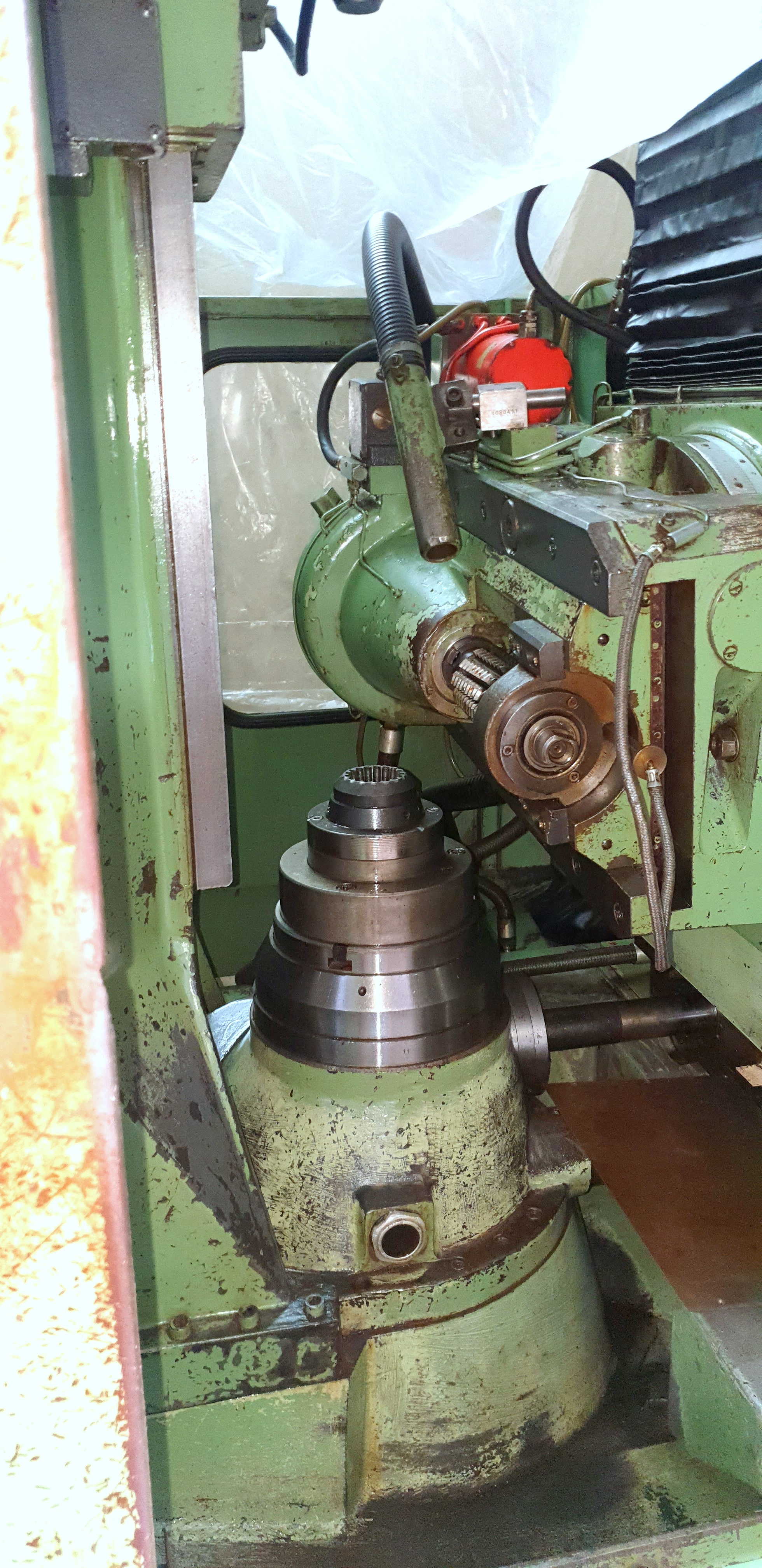 Gear Hobbing - 200 Mm Diameter, 5-6 Cutting Length, 6000 Kg Weight | Green Color, Used Condition, Minimum Maintenance, Long Functional Life, Smooth Operations