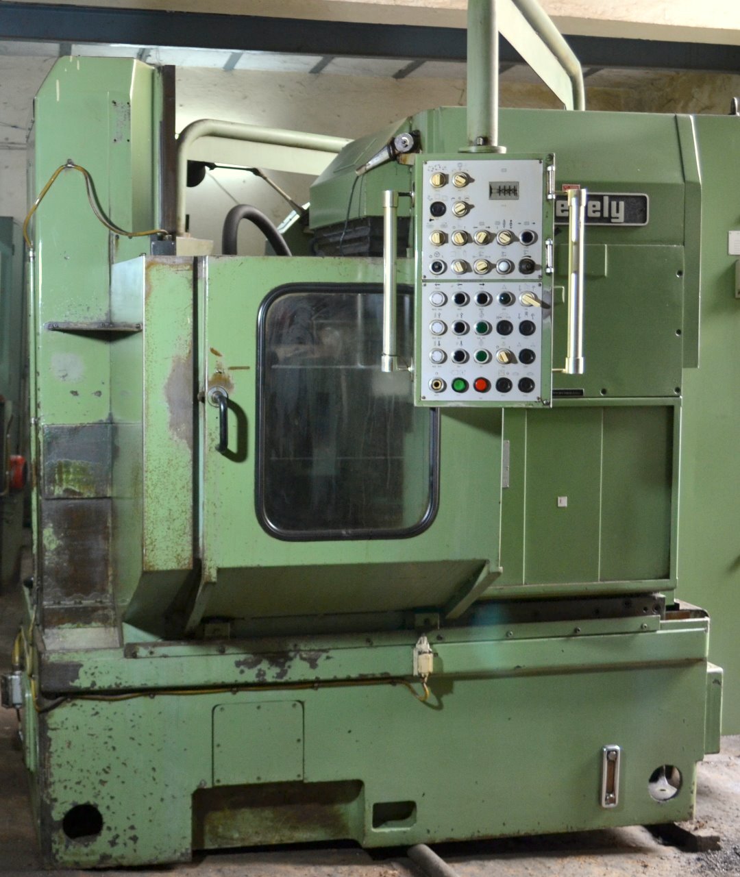 Gear Hobbing - 200 Mm Diameter, 5-6 Cutting Length, 6000 Kg Weight | Green Color, Used Condition, Minimum Maintenance, Long Functional Life, Smooth Operations