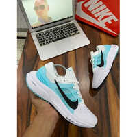 व्हाइट नाइके वोमेरो 15 आरामदायक जूते