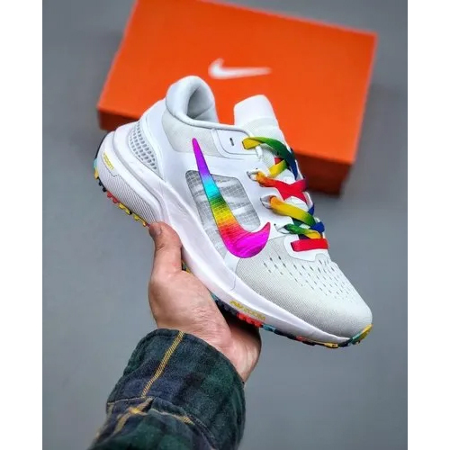 व्हाइट नाइके ज़ूम वोमेरो 12 शूज़