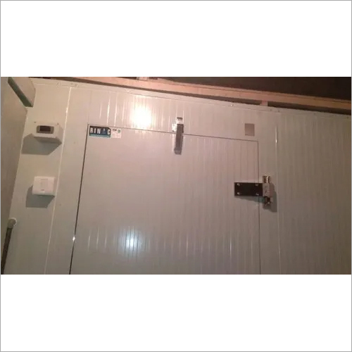 सफेद केले के पकने वाले ठंडे कमरे