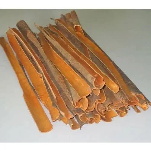 भूरी टूटी हुई दालचीनी की छड़ें